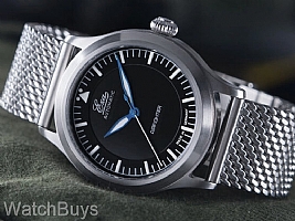 Show product details for Eza AirFighter Black on Bracelet