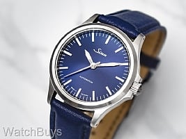 Show product details for Sinn 556 I B Blue Dial on Strap